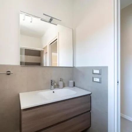 Newly Renovated Modern Two 公寓